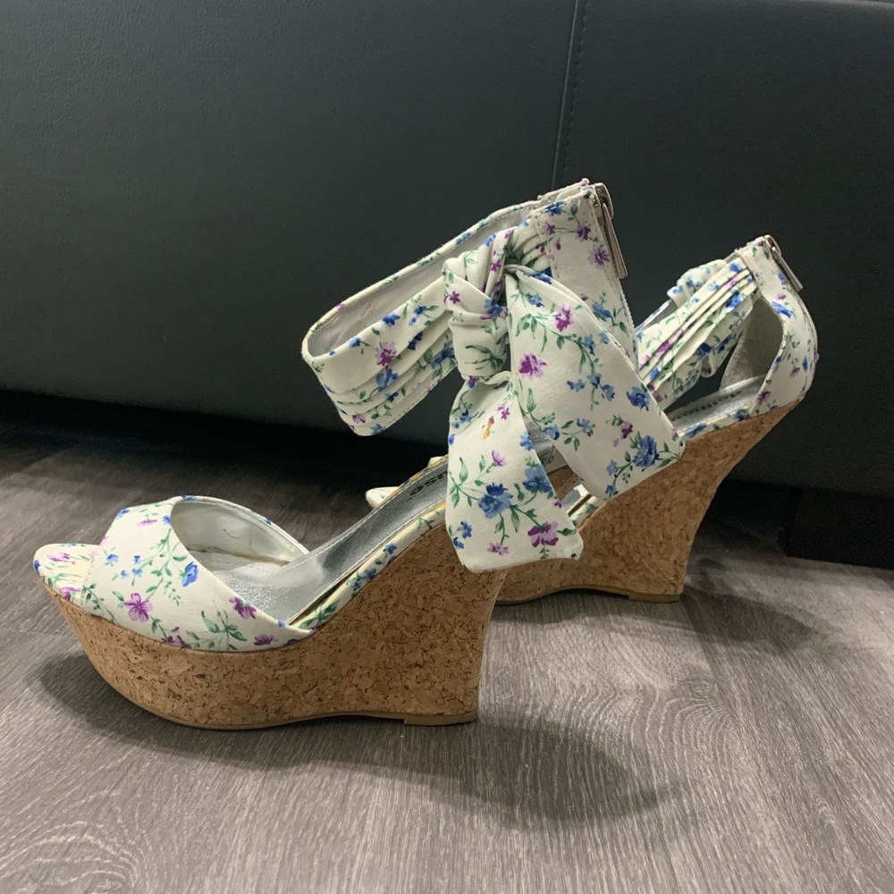 Dollhouse wedges sz 8.5